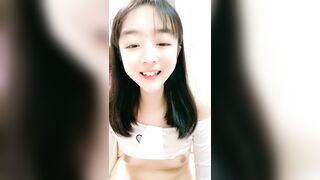 [国产]小虎牙清纯甜美学生萌妹，撩起衣服揉捏贫乳，掰开粉嫩小穴道具插入，双指猛扣一脸享受